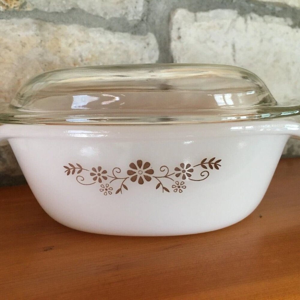 Vintage DYNAWARE PYR-O-REY Brown Daisy INDIVIDUAL Casserole MILK GLASS w Lid #10